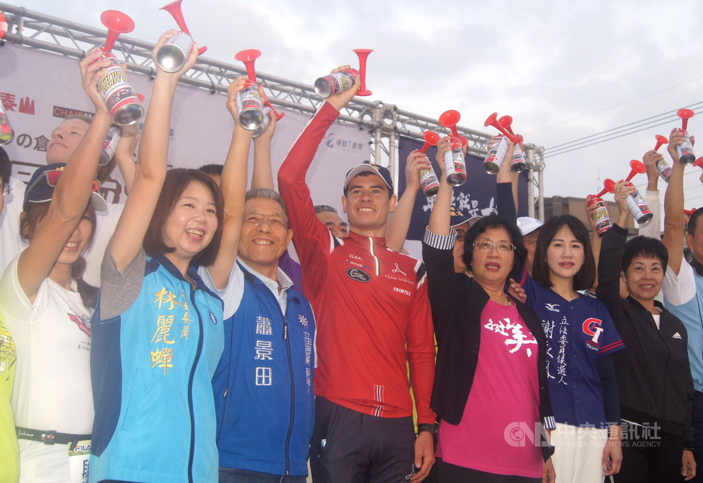 挪威三鐵選手艾登(中穿紅衣戴帽子)10日參加田中馬拉松活動,艾登為活動起跑鳴笛,也承諾等到東奧賽事結束,將再來台灣參加台灣的三鐵賽事。中央社記者吳哲豪彰化攝 108年11月10日