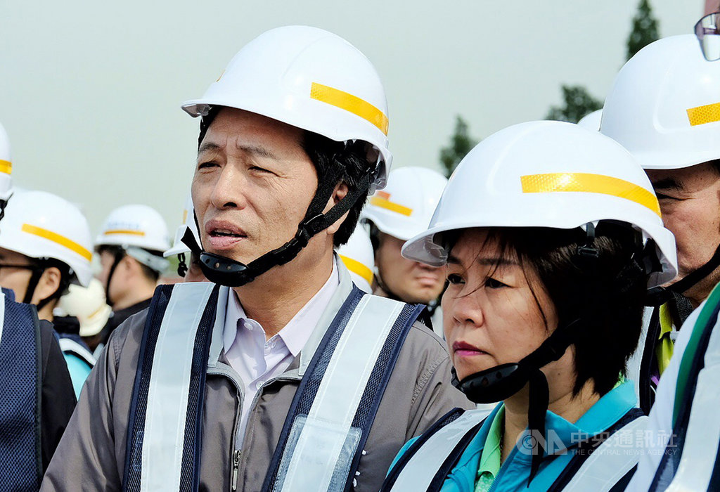 力拚連任的民進黨籍立委鄭寶清(左)主打政績牌,喊出與桃園市長鄭文燦共同打拚的「雙鄭連線」口號,也訴求「中央地方連一線,建設絕對看得見」,吸引更多選民支持。中央社記者吳睿騏桃園攝 108年11月10日