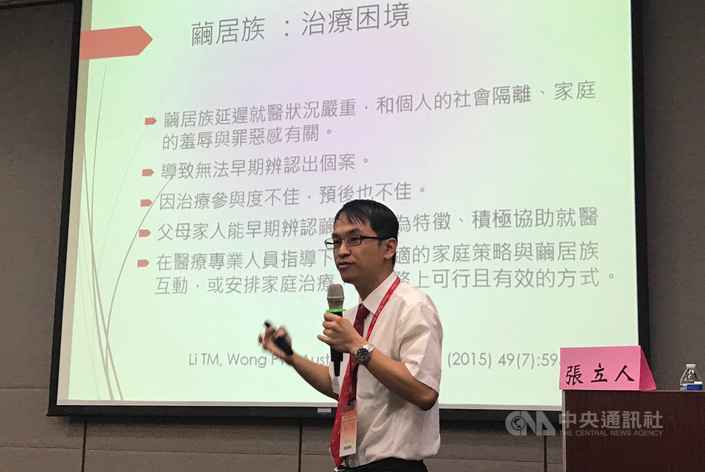 一名男大生因課業表現差遭退學、外出打工也被嫌做不好,索性足不出戶整天打電動,吃飯、小便全在電腦前,成為繭居族。醫師張立人(圖)10日表示,多數家長常將網路成癮視為親子衝突,讓診斷、治療陷入瓶頸。中央社記者張茗喧攝 108年11月10日