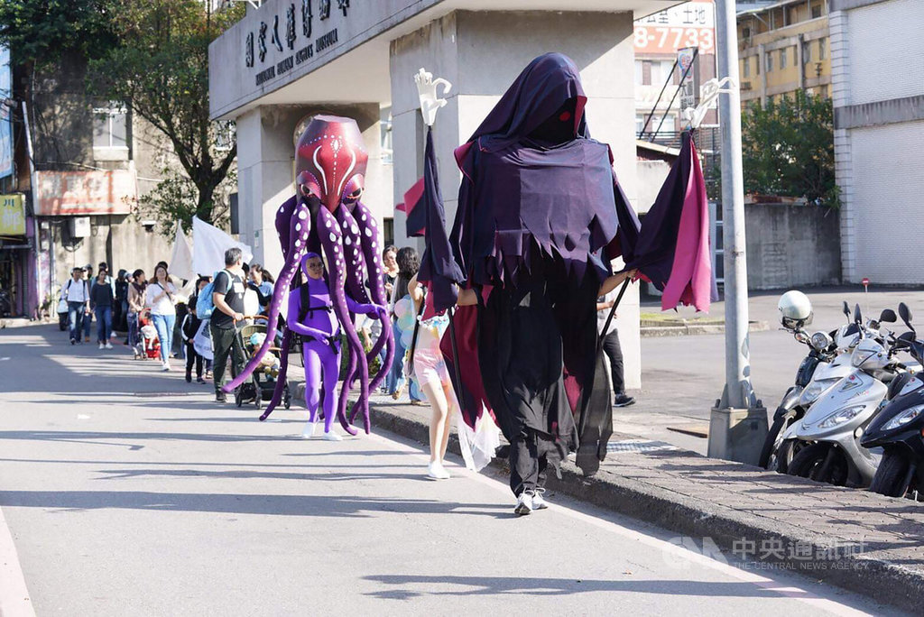 夾腳拖劇團10日下午在國家人權博物館舉行記者會,演出2019人權兒童劇「說好不要哭」精彩片段,會前並舉辦親子踩街遊行,由家長帶著孩子,一路從捷運大坪林站走到人權館,沿途吸引民眾目光。(國家人權博物館提供)中央社記者鄭景雯傳真 108年11月10日