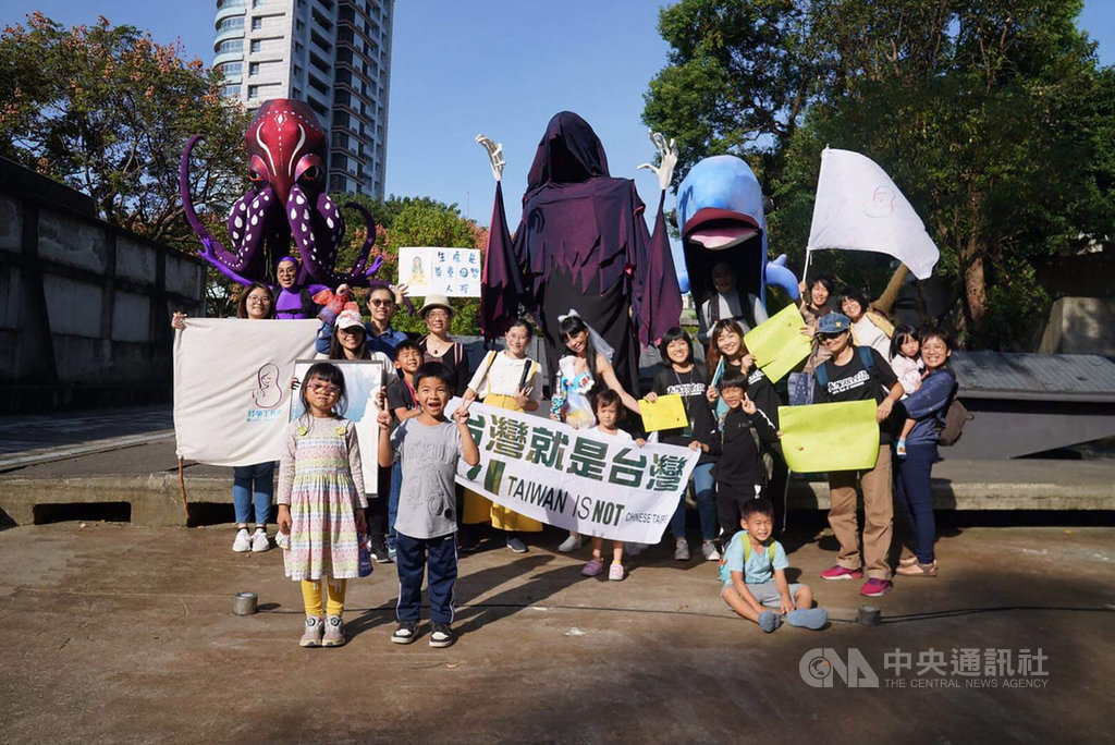 國家人權博物館委託夾腳拖劇團製作2019人權兒童劇「說好不要哭」,10日下午舉辦宣傳記者會,劇團並於會前邀請親子一起開心踩街遊行。(國家人權博物館提供)中央社記者鄭景雯傳真 108年11月10日