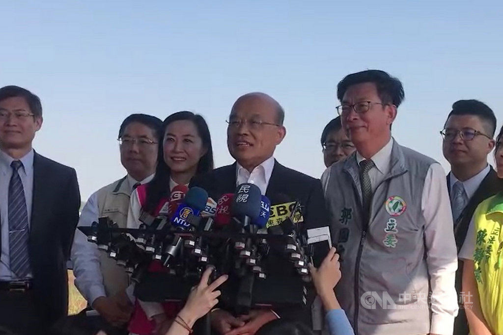 行政院長蘇貞昌(前右2)10日到台南視察南部科學園區台南園區擴建三期預定地,接受媒體訪問時表示,國艦國造一定讓國人眼睛一亮。中央社記者楊思瑞攝 108年11月10日