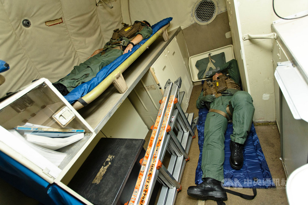 P-3C反潛機每趟任務飛行時間為4至10小時,若超過6小時飛行任務,就必須多出一組機組人員上機輪班執行任務,艙內空間狹窄有限,休息時只能「打地鋪」。(軍聞社提供)中央社記者游凱翔傳真 108年11月10日
