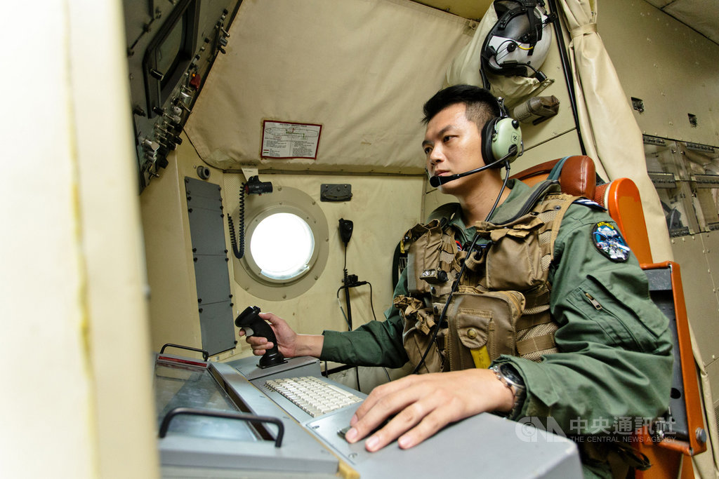 空軍反潛作戰大隊偵潛官紀上尉(圖)負責P-3C反潛機各項偵搜器操作,專注查看各項數值變化。(軍聞社提供)中央社記者游凱翔傳真 108年11月10日