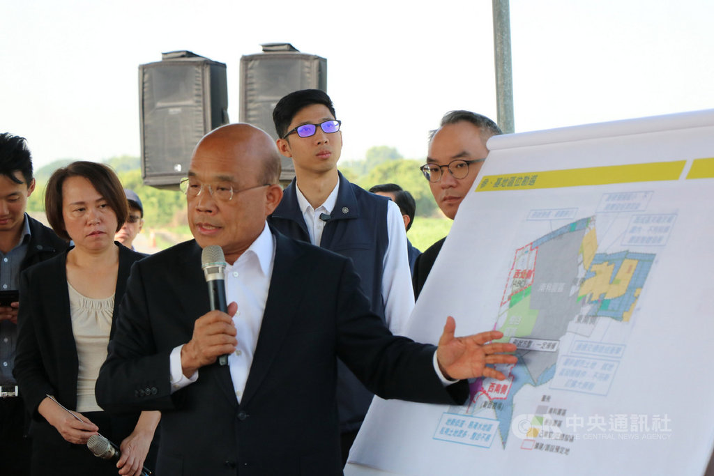 行政院長蘇貞昌(前)10日到台南視察南科園區擴建三期預定地,聽取簡報後指示加速、加碼進行。中央社記者楊思瑞攝 108年11月10日