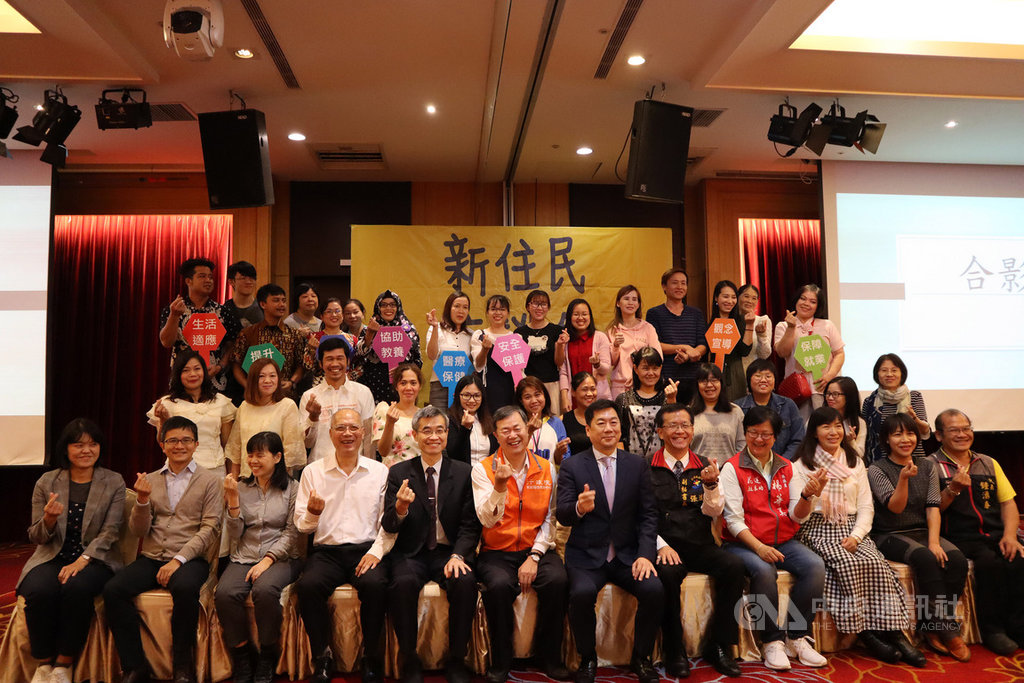 內政部移民署10日在花蓮舉辦新住民座談會,來自花東兩縣市新住民約150人參加,藉由對談聽取意見,做為政府推動各項新住民活動與政策的參考,並提供更完善的服務。中央社記者李先鳳攝 108年11月10日