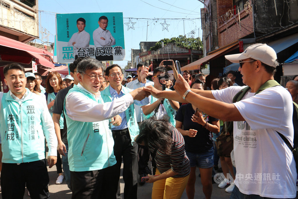 台灣民眾黨主席柯文哲(前左2)10日到苗栗為民眾黨立委參選人朱哲成(左)助選,拉抬聲勢,沿途受到民眾歡迎,爭相握手、搶拍致意。中央社記者魯鋼駿攝 108年11月10日