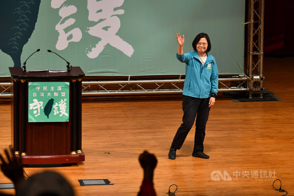 總統蔡英文10日下午在台北出席守民主護台灣大聯盟成立大會,蔡總統致詞時表示,政策基底已經打好,接下來就要蓋漂亮的房子,希望民眾繼續支持。中央社記者林俊耀攝 108年11月10日