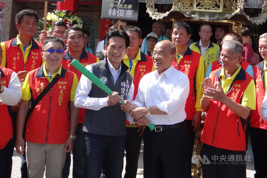 行政院長蘇貞昌(前右2)10日到台南市南區的宮廟參拜,並為尋求連任的民進黨籍立委林俊憲(前左2)輔選,贈送球棒給林俊憲象徵強棒出擊。中央社記者楊思瑞攝 108年11月10日