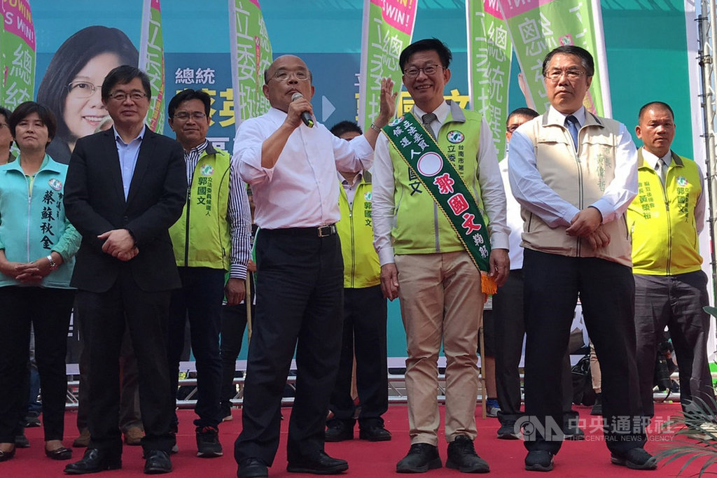 行政院長蘇貞昌(前左2)10日到台南市麻豆區,為尋求連任的民進黨籍立委郭國文(前右2)站台輔選。前右1為台南市長黃偉哲。中央社記者楊思瑞攝 108年11月10日