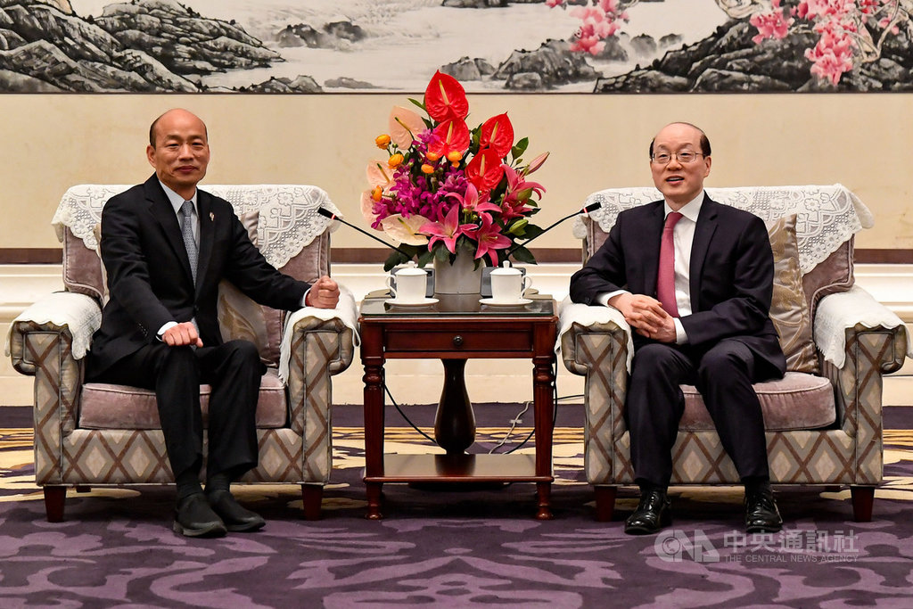 亞太和平研究基金會董事長許信良10日表示,把國民黨的「九二共識」拆穿得最徹底的,不是民進黨,而是共產黨。圖為2019年3月25日,國台辦主任劉結一(右)在深圳會見高雄市長韓國瑜(左)一行,兩人均提及「九二共識」。(中新社提供)中央社 108年11月10日
