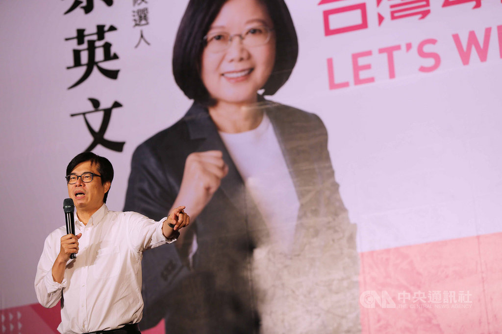 行政院副院長陳其邁(圖)10日晚間替同黨立委參選人江永昌站台,並高喊凍蒜。中央社記者游凱翔攝 108年11月10日