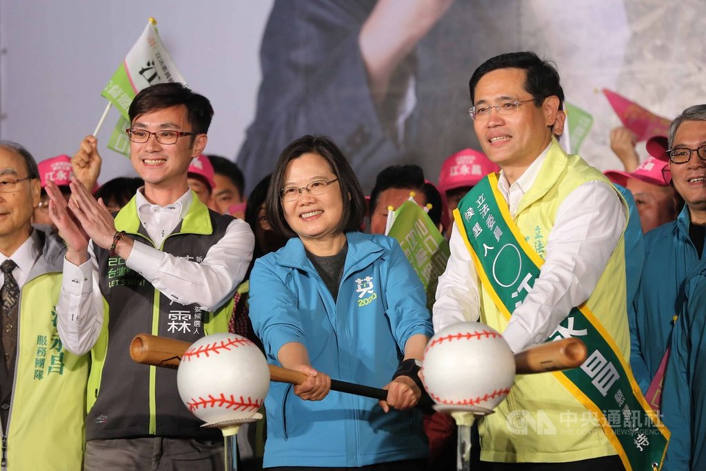 總統蔡英文(前中)10日晚間替同黨立委參選人江永昌(前右)造勢,並一起擊球,象徵連任全壘打。中央社記者游凱翔攝 108年11月10日