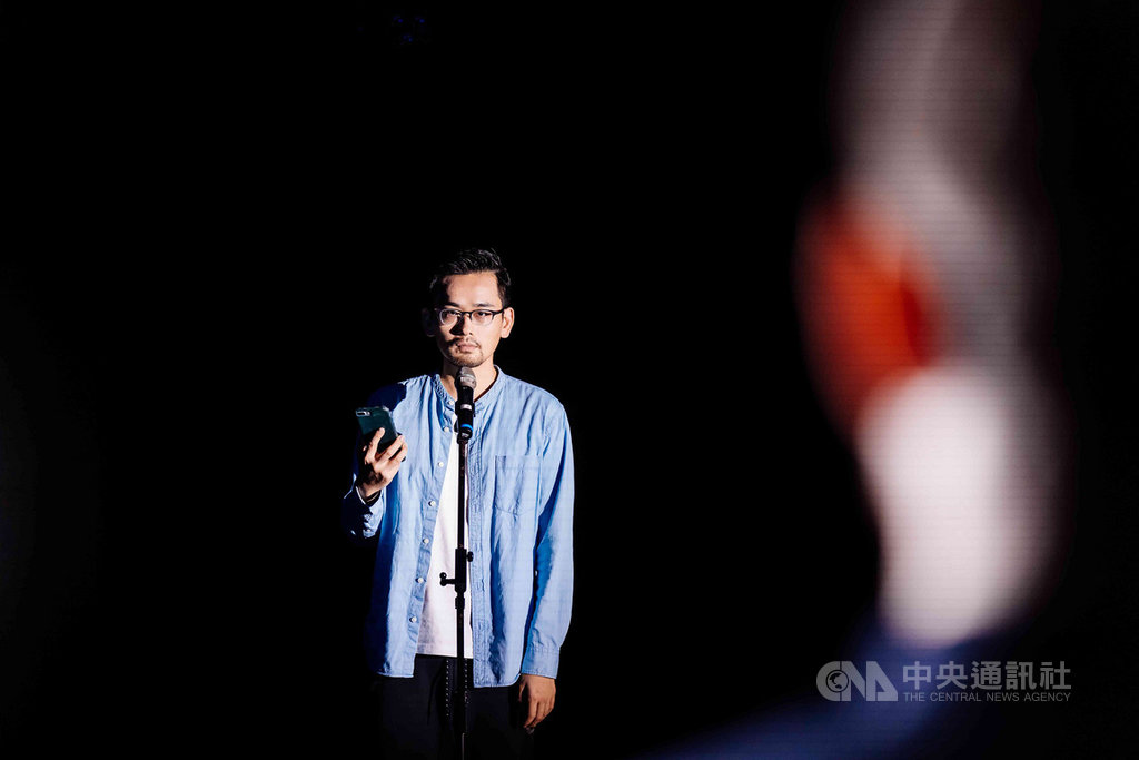 多媒體藝術家周東彥與澳洲即行劇場合作「虛擬親密」劇場計畫,邀觀眾透過手機回答私密提問,希望探討交友App盛行的時代,同志族群對於「親密」的想像。(國家兩廳院提供)中央社記者趙靜瑜傳真 108年11月10日