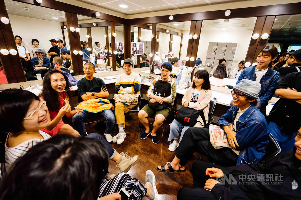 國家兩廳院短期駐館藝術家王安琪(左2紅衣者)已經在劇場工作15年,這次配合兩廳院藝術基地計畫,打開舞台後台的化妝間,向觀眾展示她休息、工作與思考的場域。(國家兩廳院提供)中央社記者趙靜瑜傳真 108年11月10日