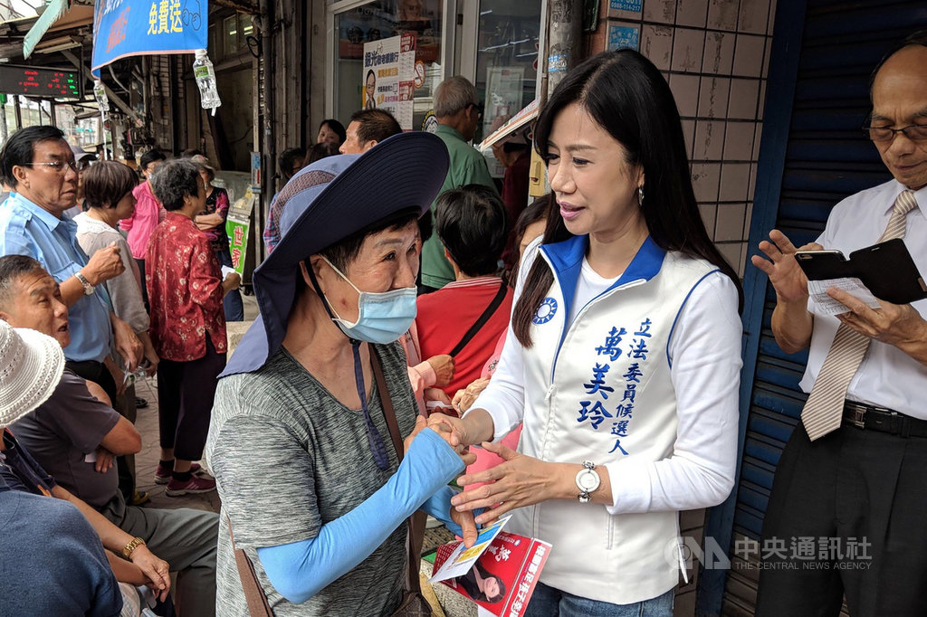 國民黨桃園市第4選區立委參選人萬美玲(前右)亮眼外型被稱為桃園政壇「漂亮寶貝」,鎖定擅長的教育議題,希望吸引重視教育的選民支持前進國會。(萬美玲服務處提供)中央社記者吳睿騏桃園傳真 108年11月10日