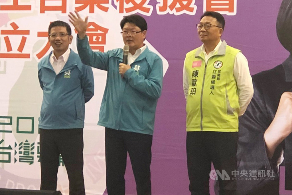 高鐵延伸宜蘭促進會10日成立,交通部政務次長黃玉霖(中)致詞表示,過去評估北宜直鐵將窄軌改標準軌,可供高鐵行駛,因此高鐵若確定延伸宜蘭將不必再評估可行性,可直接綜合規劃設計,經費則是雙北捷運的1/15。(促進會提供)中央社記者沈如峰宜蘭縣傳真 108年11月10日
