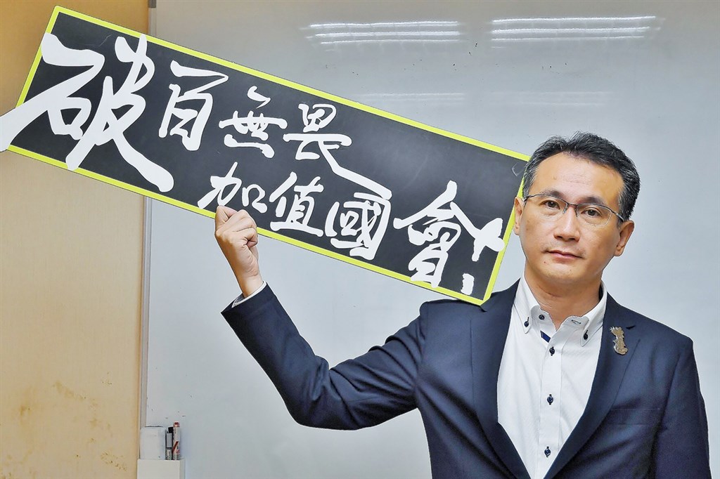 尋求連任的民進黨籍立委鄭運鵬(圖)平時用心經營臉書社群,大秀創意,不時受邀參與政論節目,更與桃園市長鄭文燦合推「進步雙引擎」政策口號,深受年輕人喜愛。(鄭運鵬服務處提供)中央社記者吳睿騏桃園傳真 108年11月10日