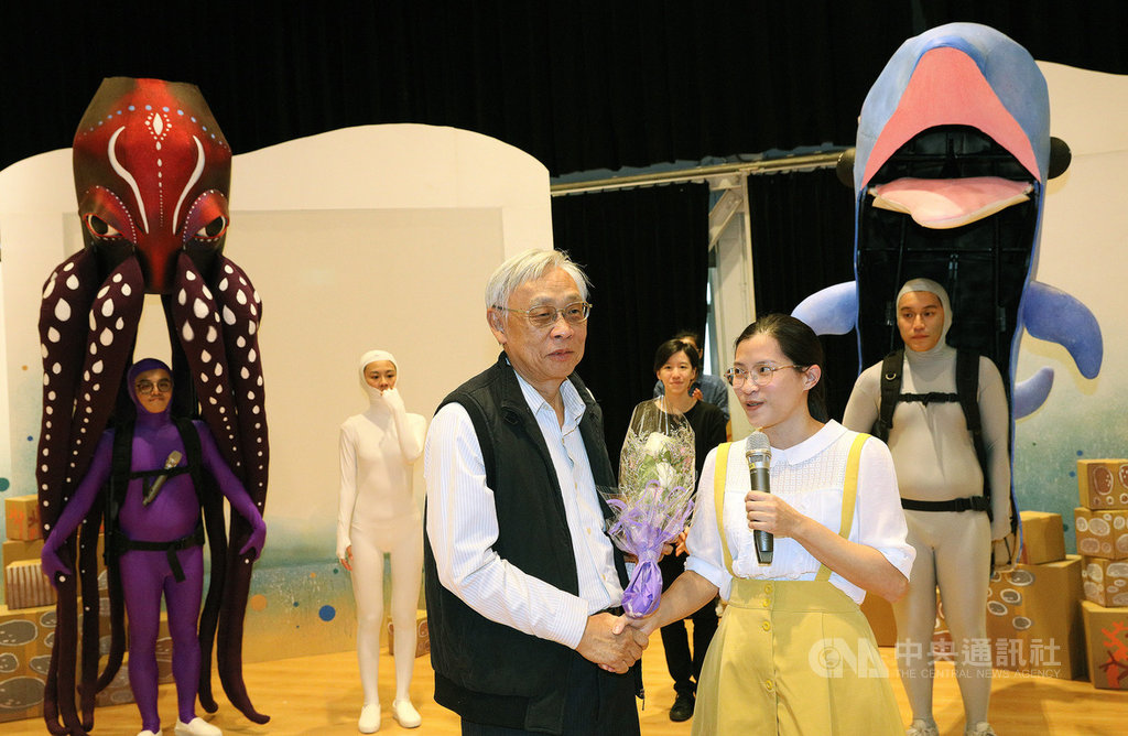國家人權博物館委託夾腳拖劇團製作人權主題兒童劇「說好不要哭」,15日至17日將演出6場,全劇改編自白色恐怖受難者陳欽生(前左)的生命故事,陳欽生10日也現身記者會致詞,並接受劇團獻花致意。中央社記者郭日曉攝 108年11月10日