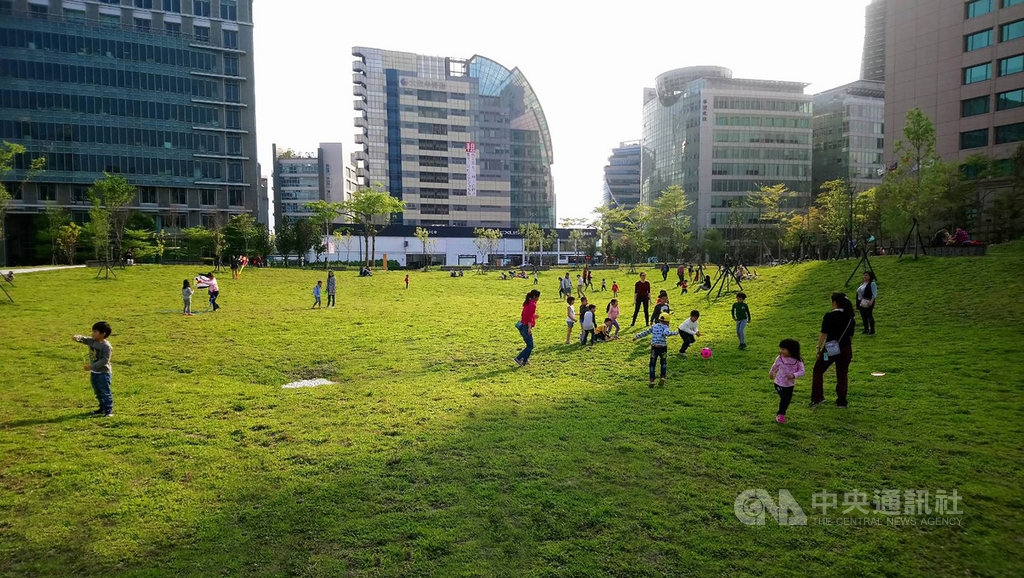 台北市公園處參加國際景觀大賞賽事,大港墘公園以「照顧人也照顧環境」的理念規劃,獲公園及開放空間類榮譽獎。(台北市公園處提供)中央社記者梁珮綺傳真 108年11月10日