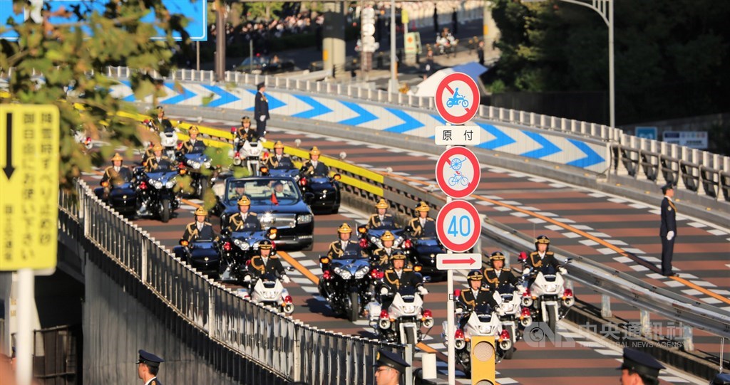 日皇德仁即位遊行10日下午登場,圖為德仁與皇后雅子搭乘敞篷車的遊行車隊。中央社記者楊明珠東京攝 108年11月10日