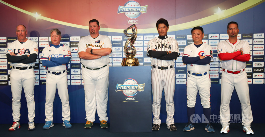 世界12強棒球賽複賽11日在日本開打,10日舉行開賽記者會,美國隊總教練布羅西亞斯(Scott Brosius)(左起)、韓國隊總教練金卿文、澳洲隊總教練尼爾森(David Nilsson)、日本隊總教練稻葉篤紀、中華隊總教練洪一中及墨西哥總教練卡斯楚(Juan Castro)出席,與冠軍獎盃合影。中央社記者張新偉東京攝 108年11月10日