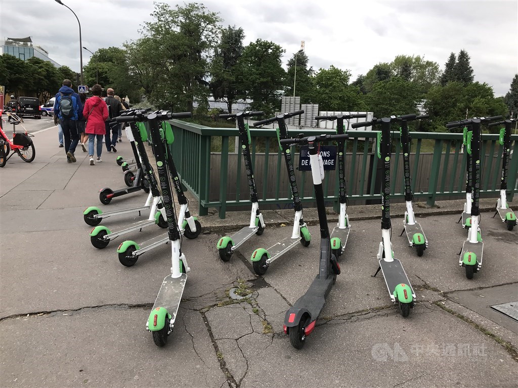 新加坡街頭隨處可見電動滑板車,然而意外事故以及充電裝置引發的火災頻傳,讓當局祭出嚴法規範。圖為法國巴黎街頭的電動滑板車。(中央社檔案照片)
