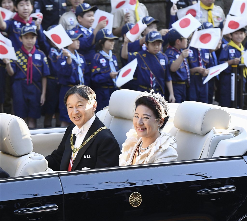 日皇德仁即位遊行10日圓滿落幕,夾道民眾熱情歡呼祝福,讓德仁(前左)與皇后雅子(前右)幾乎全程都微笑揮手致意。(共同社提供)