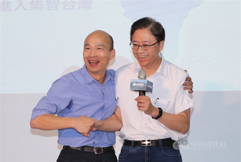 國民黨總統參選人韓國瑜(左)11日將在高雄宣布副手人選,知情人士透露,副手是國政顧問團總召張善政(右)。(中央社檔案照片)