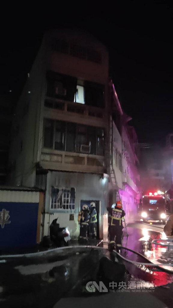 台中市沙鹿區一處外籍移工宿舍10日凌晨發生火警,消防局獲報到場搶救,14人嗆傷送醫,警方正調查起火原因。(台中市消防局提供)中央社記者蘇木春傳真 108年11月10日