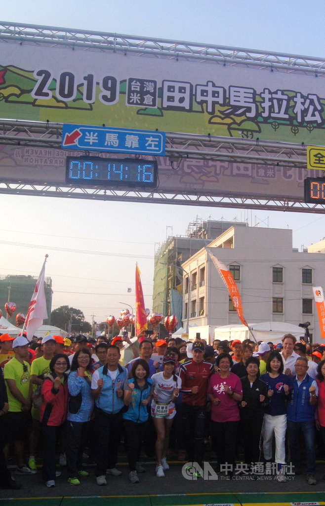 挪威三鐵選手艾登(中穿紅衣戴帽)10日為彰化田中馬拉松活動領跑,艾登和彰化縣長王惠美(右4)和跑者們一起從起點出發,體驗號稱最有人情味的田中馬拉松。中央社記者吳哲豪彰化攝 108年11月10日