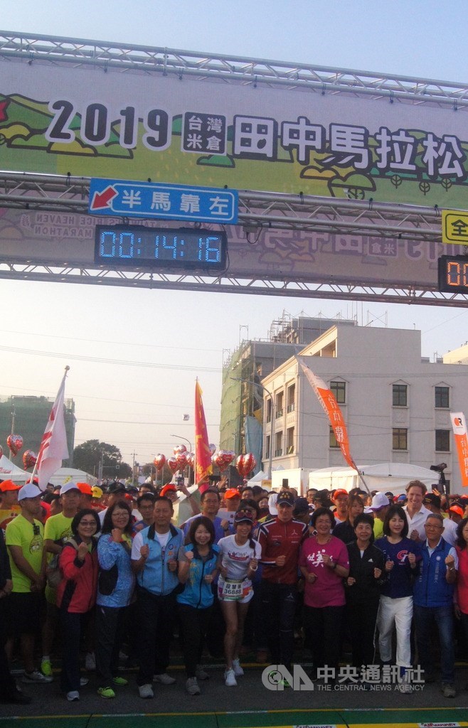 挪威三鐵選手艾登(中穿紅衣戴帽)10日為彰化田中馬拉松活動領跑,艾登和彰化縣長王惠美(右4)和跑者們一起從起點出發,體驗號稱最有人情味的田中馬拉松。中央社記者吳哲豪彰化攝 108年11月10日