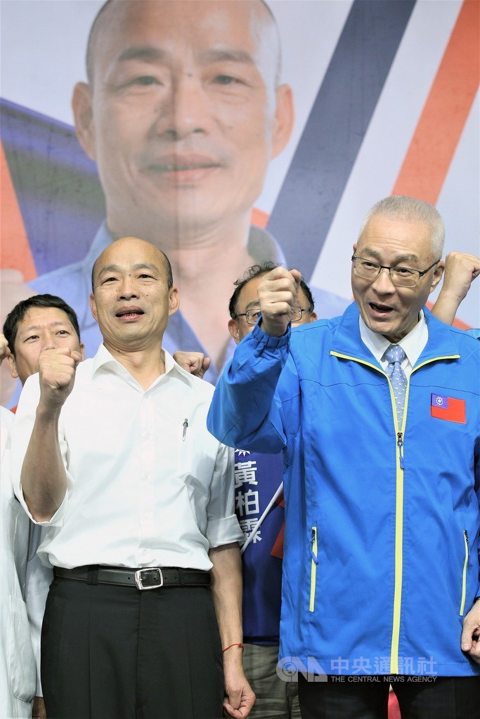 國民黨總統參選人韓國瑜(前左)10日回到高雄,出席「海內外醫療界挺韓國瑜競選總統暨立委選舉後援會成立大會」,與黨主席吳敦義(前右)同台造勢。中央社記者程啟峰高雄攝 108年11月10日
