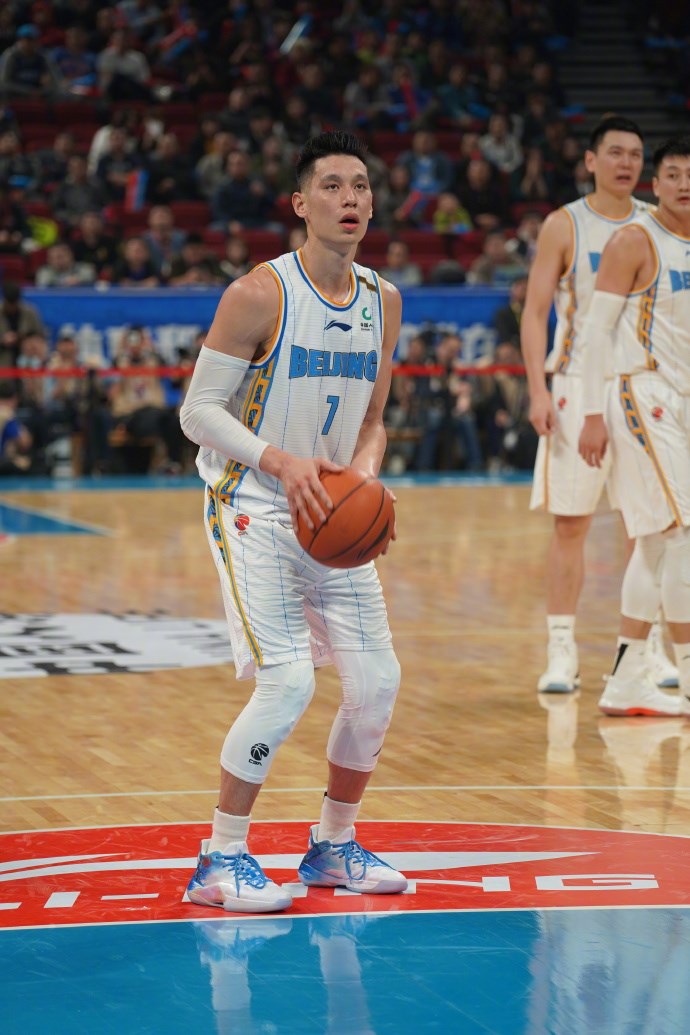 中國男子職業籃球聯賽(CBA)台裔球星林書豪(前)10日攻下本季單場新高的27分,另有7籃板與6助攻,率北京首鋼以115比104擊敗青島雙星。(圖取自林書豪微博網頁weibo.com/jlin7)