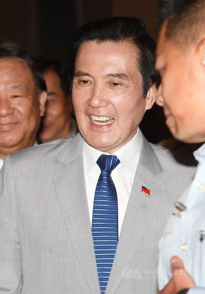 國民黨主席吳敦義是否列入不分區安全名單,前總統馬英九(中)10日表示,他認為吳敦義應會很有智慧處理。中央社記者施宗暉攝 108年11月10日
