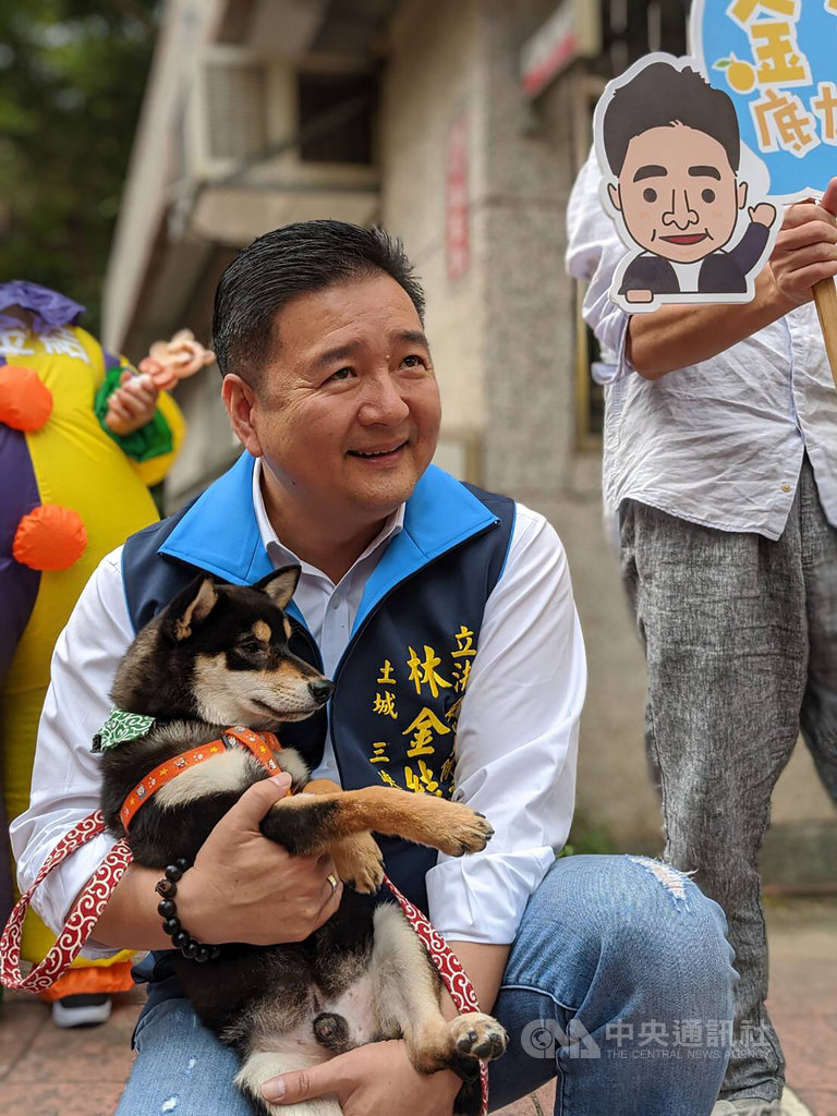 立委參選人林金結(圖)10日找來國民黨總統參選人韓國瑜的黑色柴犬「米魯」舉辦另類的粉絲見面會,米魯可愛的模樣吸引許多人圍觀,也成了最佳助選員。(林金結提供)中央社記者王鴻國傳真 108年11月10日