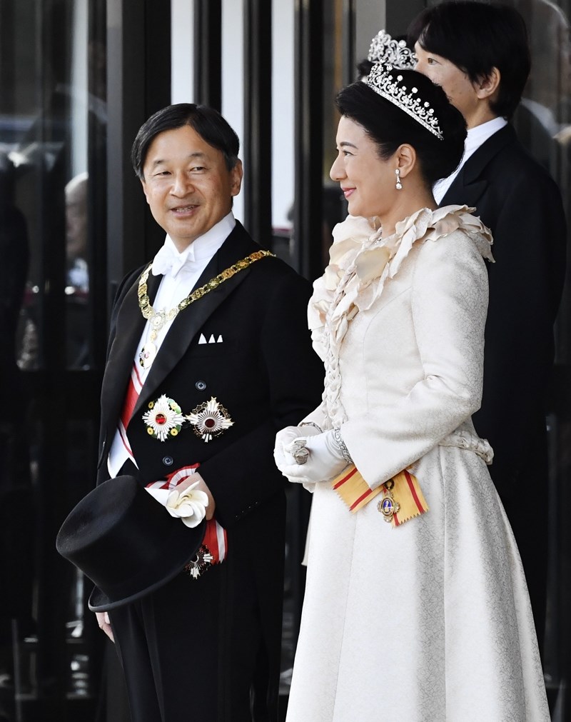 日皇德仁(前左)穿著燕尾服並配戴日本最高等的「大勳位菊花章頸飾」勳章出席「祝賀御列之儀」;雅子則將穿著長禮服,頭戴承繼自上皇后美智子的皇冠頭飾及勳章。(共同社提供)