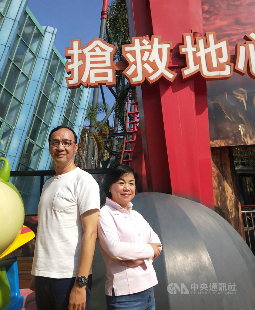 前新北市長朱立倫(左)10日南下台中,和台中市副市長楊瓊瓔(右)一起到遊樂園搭乘斷軌雲霄飛車,象徵勇於挑戰自我、突破極限。中央社記者趙麗妍攝 108年11月10日