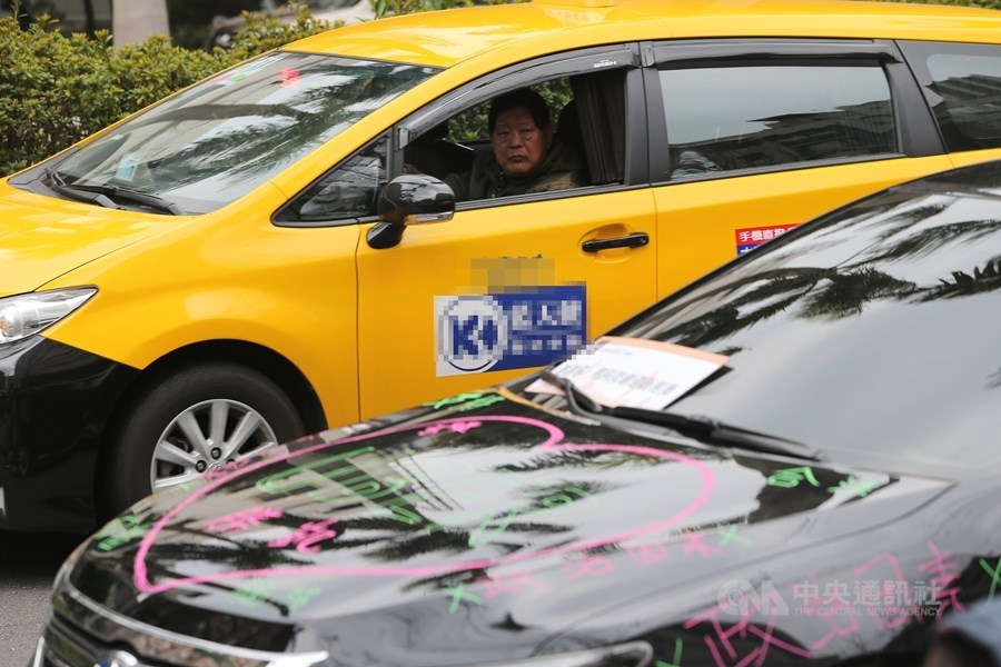 交通部日前公告俗稱「Uber條款」的汽車運輸業管理規則第103條之1輔導期間至11月30日止。Uber對此表示失望,叫車平台駕駛自救會成員則怨「政府不顧一萬多名駕駛死活」。(中央社檔案照片)