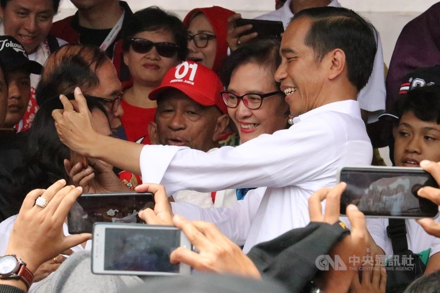 印尼總統佐科威(白衣者)的全名是喬科.維多多(Joko Widodo),但外界多稱呼他佐科威。(中央社檔案照片)