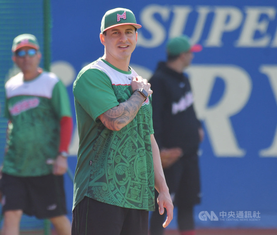 2019世界12強棒球賽複賽將於11日開打,中華隊首戰對手墨西哥與台灣相當有緣,墨西哥陣中有統一獅洋投瑞安(Ryan Verdugo)(中),他說,最期待對決隊友蘇智傑。中央社記者張新偉千葉攝 108年11月10日