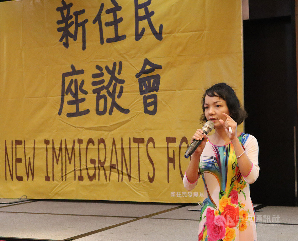 內政部移民署10日在花蓮舉辦新住民座談會,來自越南的陶氏桂分享來台後,透過學習成功開辦「越南故事屋洄瀾小站」的心路歷程。中央社記者李先鳳攝 108年11月10日