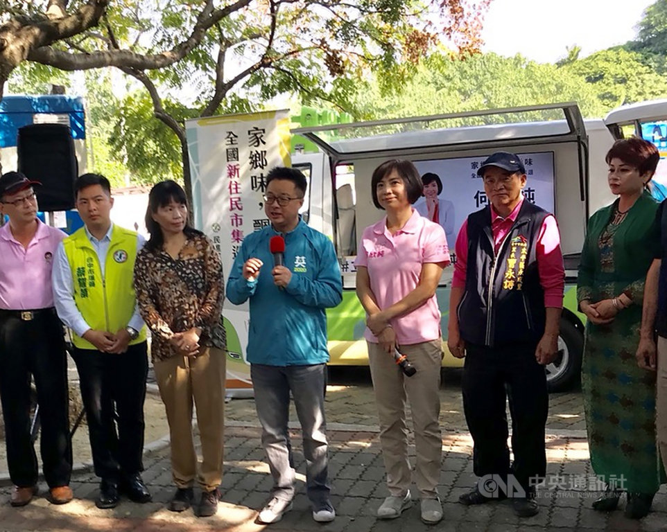 民進黨秘書長羅文嘉(中)10日到台中幫民進黨籍立委何欣純(右3)站台拉票,他呼籲政黨票集中投給民進黨,立委席次希望加上不分區目標能有57席,要讓國會過半。中央社記者蘇木春攝 108年11月10日