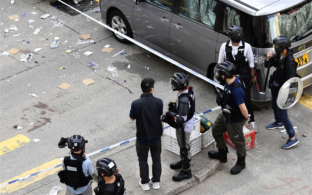 香港反送中群眾11日發起「三罷」活動,有警方在制伏堵路示威者時開3槍,至少1人中彈,現場地上有血跡。中槍的21歲周姓示威者送醫後,手術切除右腎和部分肝臟。(共同社提供)