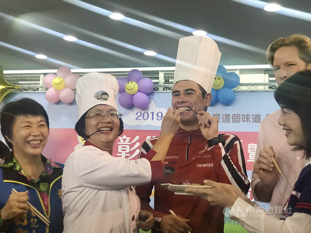 挪威三鐵選手艾登(Gustav Iden)(左3)11日出席彰化羊肉節暨乳牛節記者會,彰化縣長王惠美(左2)拿親自烹煮的豬肉料理請艾登品嚐。中央社記者吳哲豪彰化攝 108年11月11日