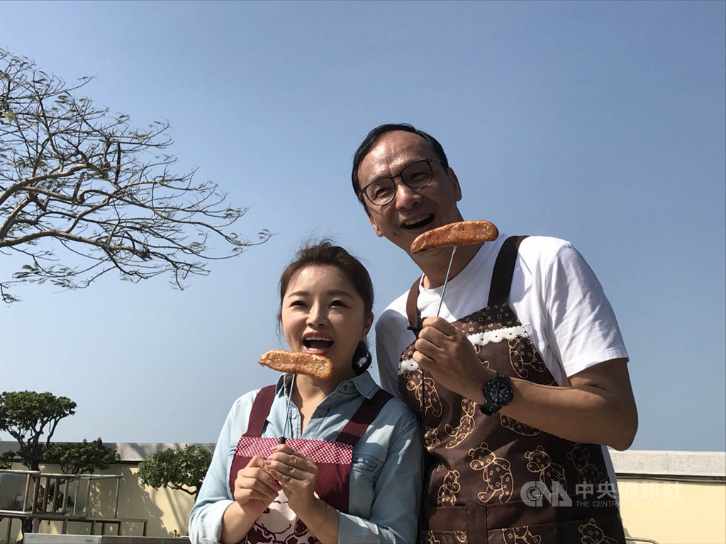 前新北市長朱立倫(右)11日陪同雲林縣第1選區立委參選人張嘉郡(左)到烏魚子加工廠擔任一日工人,兩人一同品嚐美味的烏魚子。 中央社記者姜宜菁攝 108年11月11日