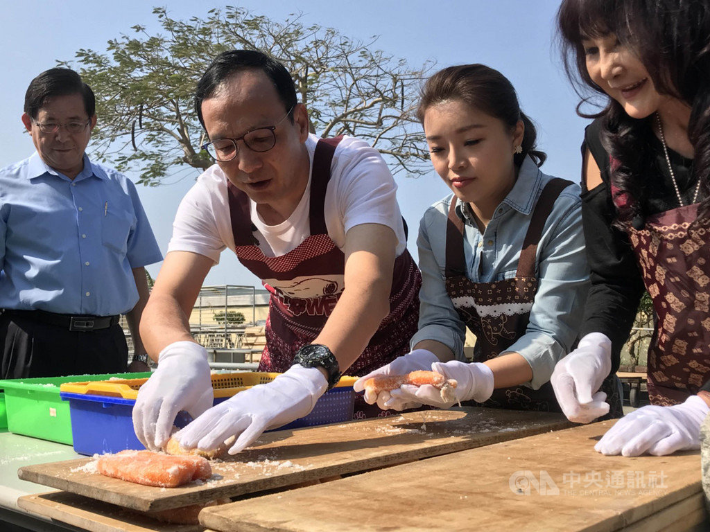 前新北市長朱立倫(左2)11日陪同雲林縣第1選區立委參選人張嘉郡(右2)到烏魚子加工廠擔任一日工人,兩人展現絕佳默契,一同體驗製作烏魚子。中央社記者姜宜菁攝 108年11月11日