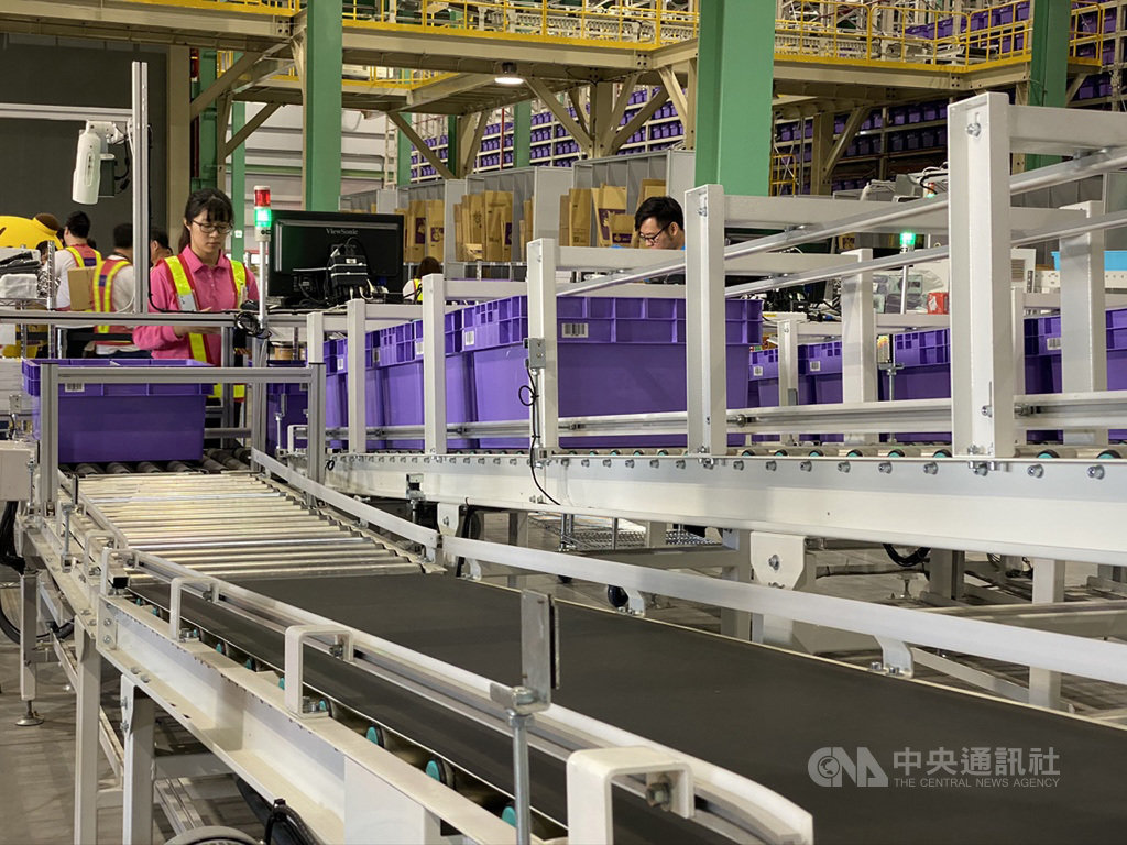 Yahoo奇摩電商11日首度公開結合自動化物流中心,透過人工智慧(AI)與大數據分析可優化撿貨流程,目前全倉設備已達80%的以物就人,減少工作人員走動時間。中央社記者吳家豪桃園攝 108年11月11日