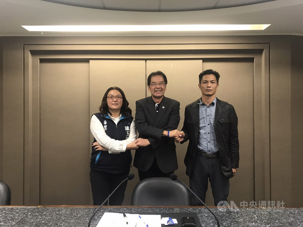 中國國民黨金門縣第10屆立委初選民調11日公布結果,現任立委陳玉珍(左)勝出,縣議員李應文(右)肯定初選制度,並表示努力不夠。中為縣黨部主委石兆瑉。(國民黨金門縣黨部提供)中央社記者黃慧敏傳真 108年11月11日