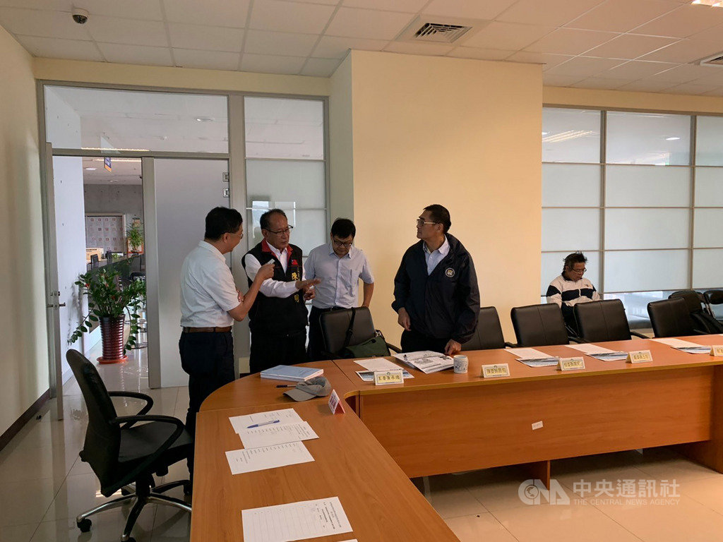 台灣積體電路製造股份有限公司竹南先進封裝測試廠建廠計畫,11日在苗栗縣政府的環評審查會中「原則通過」,國民黨籍立委陳超明(左2)表示,將爭取台積電優先進用符合資格的苗栗子弟。(立委陳超明辦公室提供)中央社記者管瑞平傳真 108年11月11日